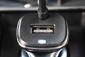 AUTÓS TÖLTŐ 4XUSB 5.8A (2.4A ELSŐ ÉS 3.4A HÁTSÓ) 1.4M HOSSZABBÍTÓKÁBEL