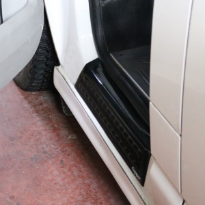 darabos műanyag küszöbvédő készlet, kompatibilis a VW T6 Transporter Caravelle Multivan 2015-2020 modellekkel - Img 7