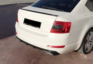 Skoda Octavia 3 III 2012-2019-es modellhez kompatibilis csomagtartó spoiler, fényes fekete, üvegszálas