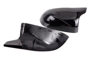 Tükörborítások, kompatibilisek a BMW X5 2015->, BMW X6 F16 2014-2018, BMW X3 F25 2014-2016, BMW X4 F26 2014-2016 modellekkel. Fényes fekete M-Design, klipszekkel, az eredeti borítások cseréjére.