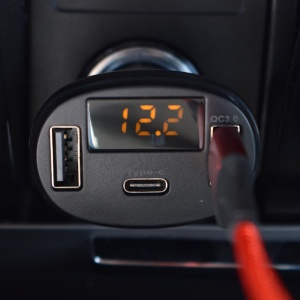 AUTÓS TÖLTŐ 1xUSB QC3.0 + 1xUSB 2.4A + 1xUSB Type-C LED FESZÜLTSÉG/TELJESÍTMÉNY KIJELZŐVEL