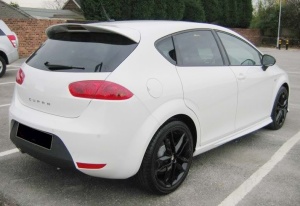Hátsó spoiler, kompatibilis a SEAT Leon 1P1 2009-2012 modellel, fényes fekete szálas