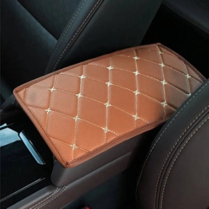 Husa universala din piele pentru cotiera auto 29 cm x 17 cm maro si cusaturi bej