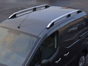 Prémium hosszanti lökhárítók, kompatibilisek az Opel Vivaro IV 2020-> modellel, rövid karosszéria, ezüst színű - Img 3