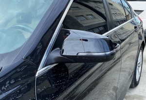 BMW 5-ös széria F10 LCI 2013-2017-es modellekkel kompatibilis tükörborítások, fényes fekete Batman stílusban - Img 5