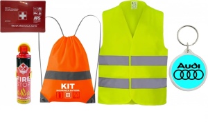 Set Kit siguranta auto cu saculet compact ce contine - Stingator spray 1kg, Trusa Medicala omolgata R.A.R, Vesta Reflectorizanta, Breloc Cadou AUDI , compatibil cu orice autoturism. - Img 2