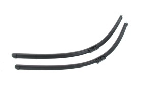 Set stergatoare FORD FOCUS III Saloon din 2010-2020, pentru parbriz auto, 2 bucati, Bosch Aerotwin, din cauciuc siliconat rezistent, 4 Stickere Auto FORD v52852