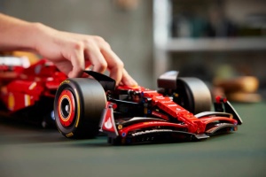Set de construit Ferrari SF-24 F1 Car 1361 Piese - Img 4