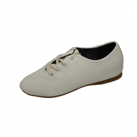 Tenis original cu model de carouri imprimate pe un fond alb