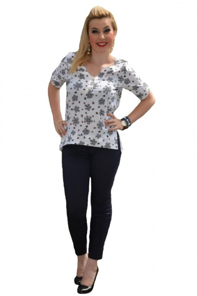 Bluza tinereasca cu flori negre pe fond alb, crapata pe laterale