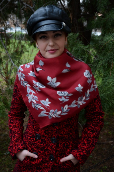 Esarfa deosebita, nuanta marsala, cu model de flori rafinate gri