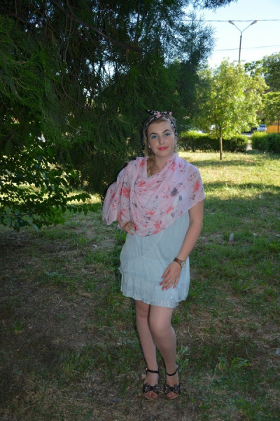 Esarfa rafinata cu flori mari pe fond roz deschis, dreptunghiulara