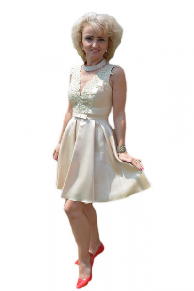 Rochie de ocazie scurta, nuanta bej, cu pliuri mari in talie