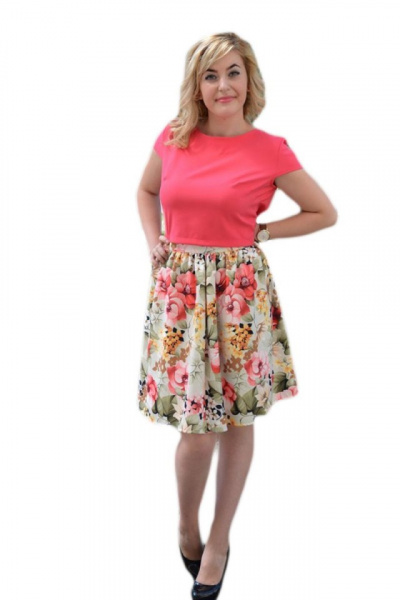 Rochie de zi, cu fusta multicolora si bluza roza, cu maneca scurta