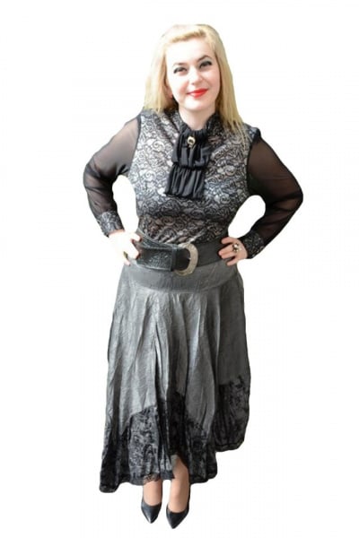 Fusta trendy in colturi, material gri lucios cu aspect creponat