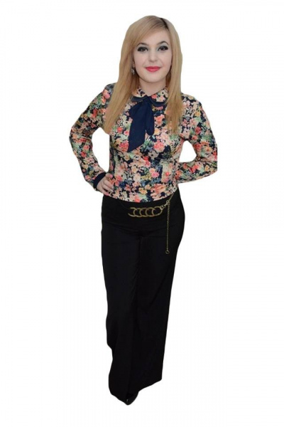 Pantalon elegant, de culoare neagra, dispune de un croilarg, tip fusta