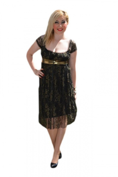 Rochie cu o suprapunere de tul negru cu insertii aurii