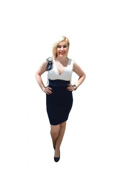 Rochie de seara scurta, eleganta , cambrata, decolteu generos in spate