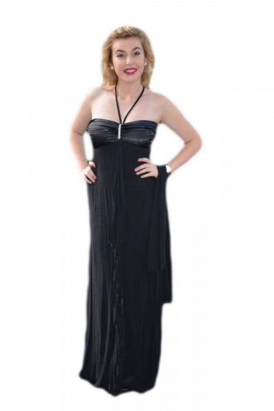Rochie eleganta lunga, model simplu, cu o mica trena, pe negru