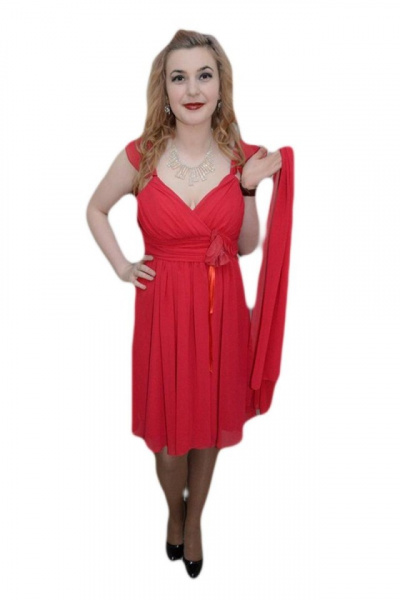 Rochie in nuanta de rosu, bretele interesante, floare aplicata