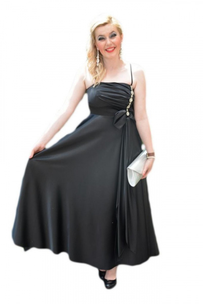Rochie lunga, accesorizata cu o fundita si cristale