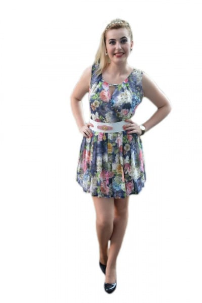 Rochie tinereasca , cu insertii de dantela alba, decoltata in v