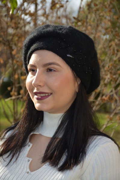 Caciula calduroasa Naty,accesorizata cu flori in lateral,neagra