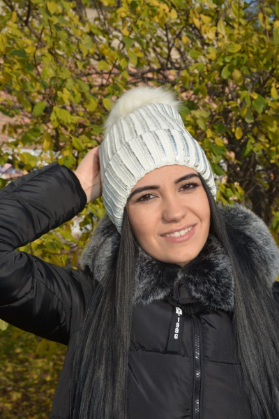 Caciula fashion de culoare alba cu design argintiu aplicat