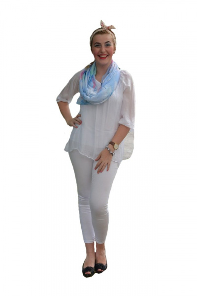 Esarfa deosebita, culoare albastra cu design floral, forma clasica