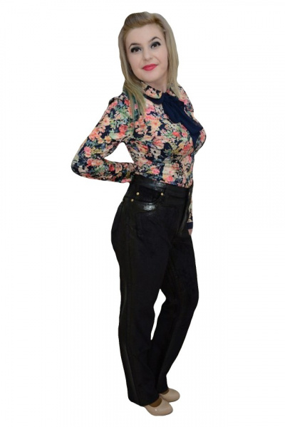 Pantalon in nuanta de negru, material usor lucios, buzunare
