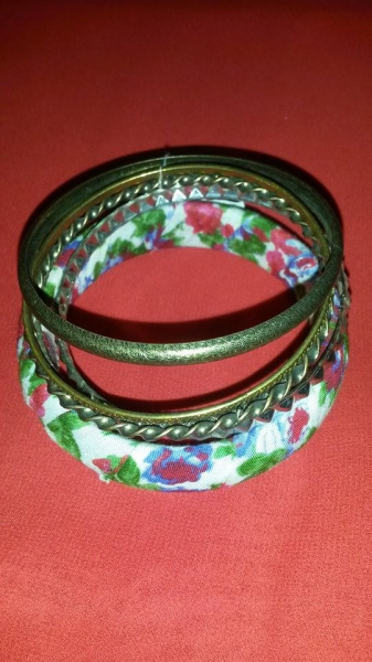 Set de bratari,din siraguri aurii,margele si perle