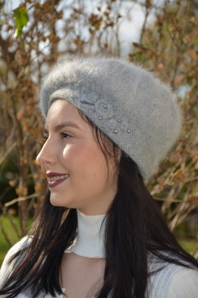 Caciula calduroasa Naty,accesorizata cu flori in lateral,gri