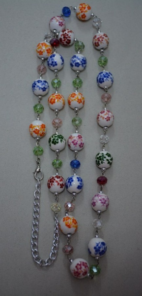Colier chic realizat din margele multicolore si lungime ajustabila