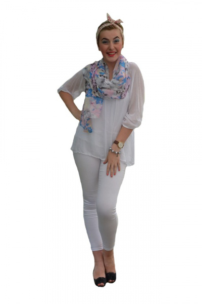 Esarfa moderna cu forma clasica si design de flori roz-albastru