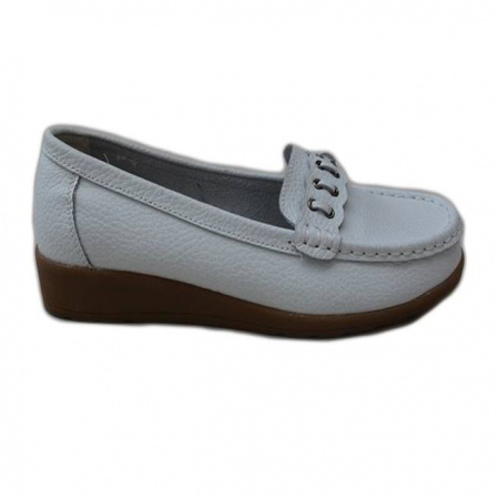 Pantof in nuanta de alb, design interesant, talpa groasa