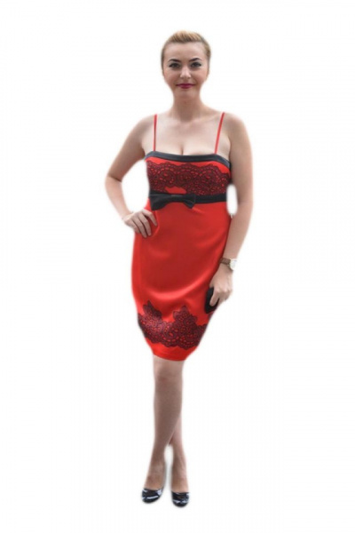 Rochie de gala cambrata pe corp, din saten rosu cu broderie neagra