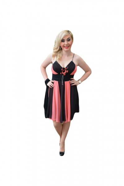Rochie de seara deosebita, in nuante de corai si negru, in dungi late