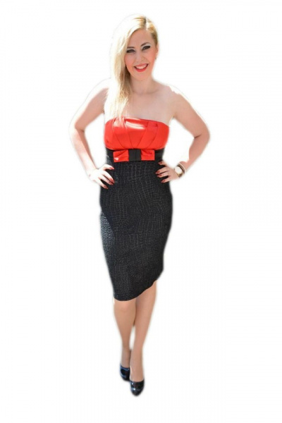 Rochie fina , cambrata pe corp, de  culoare negru-rosu