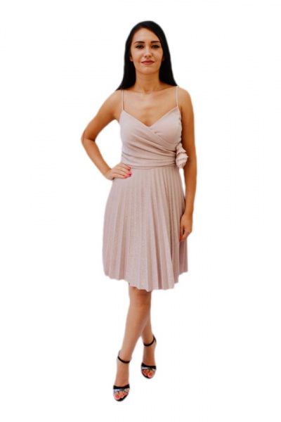 Rochie midi de ocazie cu brosa pe talie si pliseuri pudra