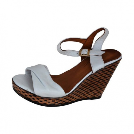 Sanda casual, de culoare alba, cu design fronsat in fata