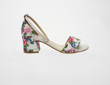 Sanda fashion cu design multicolor pe fond alb si bareta pe glezna