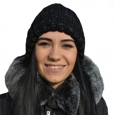 Caciula chic, simpla, de culoare neagra cu fir argintiu in tesatura