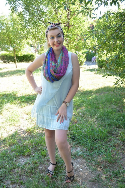 Esarfa deosebita cu design abstract multicolor pe fond roz aprins