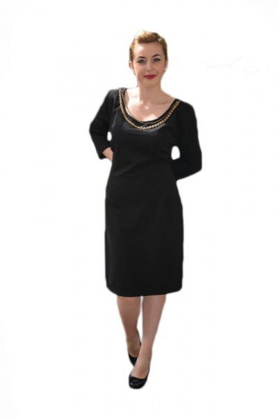 Rochie simpla neagra cu decolteu rotund si insertie de colier auriu