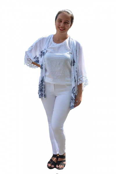 Bluza tip cartigan Eve model brodat cu flori albastre si insertii de dantela,nuanta de alb