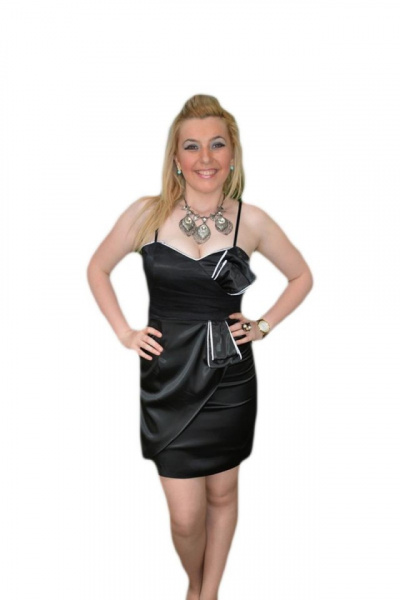 Rochie de seara scurta, neagra din saten, frumos cambrata pe corp