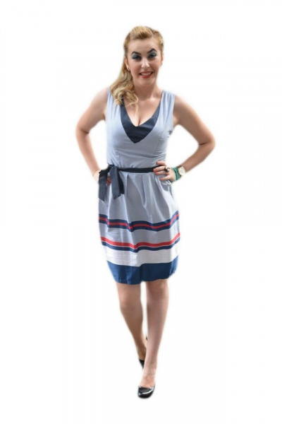 Rochie casual in nuanta de alb-bleumarin-rosu cu design de dungi
