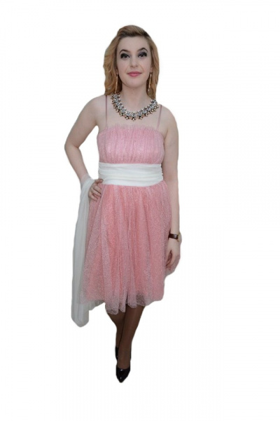 Rochie evazata, nuanta de pudra, esarfa moderna, alba atasata