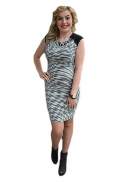 Rochie in tendinte model casual, alb-negru, cu design de colier