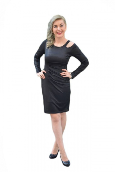 Rochie neagra, cu un decupaj pe umarul stang
